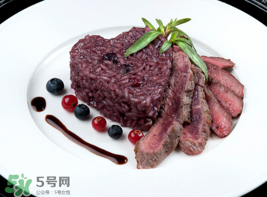 藍(lán)莓和牛肉能一起吃嗎？藍(lán)莓和牛肉會(huì)過敏嗎？