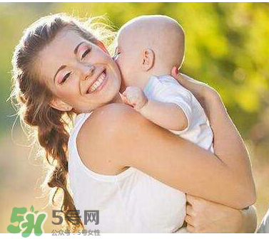 孕婦洗頭可以用護(hù)發(fā)素嗎？孕婦洗頭要不要用護(hù)發(fā)素？