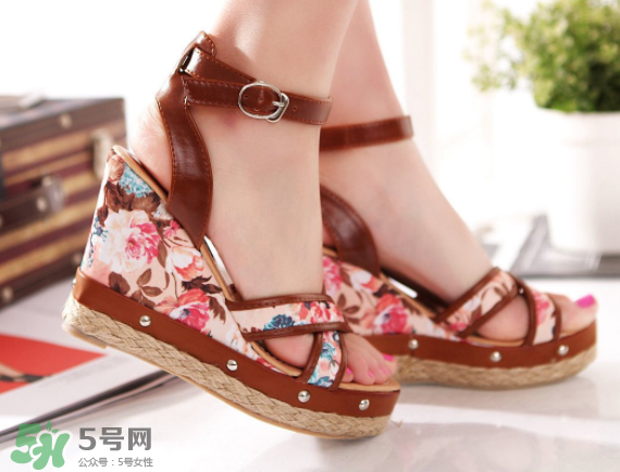 夏天穿涼鞋腳出汗怎么辦？夏天穿涼鞋腳臭怎么辦？