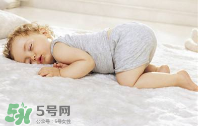 什么時(shí)候給寶寶剪指甲？寶寶多大可以剪指甲？