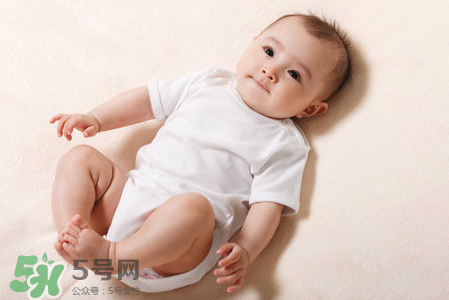 母乳喂養(yǎng)胸部一大一小怎么辦？母乳喂養(yǎng)會導致胸不對稱嗎？