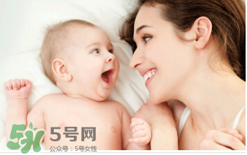 母乳喂養(yǎng)胸部一大一小怎么辦？母乳喂養(yǎng)會導致胸不對稱嗎？