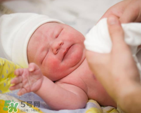 母乳喂養(yǎng)胸會變大嗎？母乳喂養(yǎng)后胸部的變化