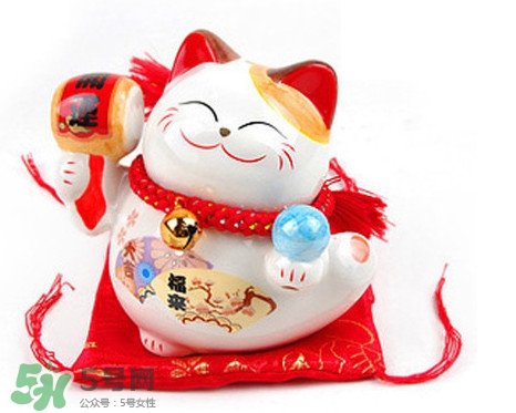 招財(cái)貓有什么講究？招財(cái)貓左手招什么右手招什么？