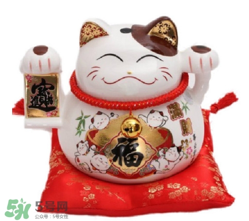 招財(cái)貓有什么講究？招財(cái)貓左手招什么右手招什么？