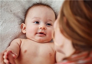 母乳喂養(yǎng)胸部一大一小怎么辦？母乳喂養(yǎng)會(huì)導(dǎo)致胸不對稱嗎？
