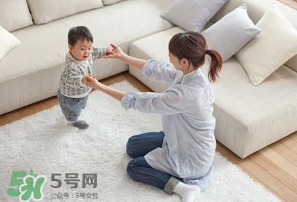 怎么糾正寶寶內(nèi)八字腳？寶寶八字腳幾歲前可以糾正？
