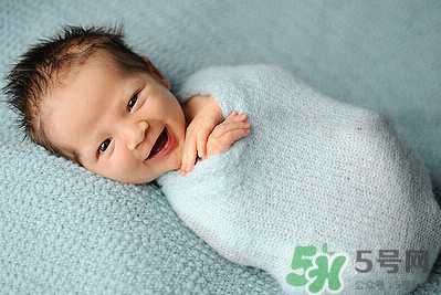 新生兒吃母乳一次吃多久？新生兒吃母乳一次十分鐘正常嗎？