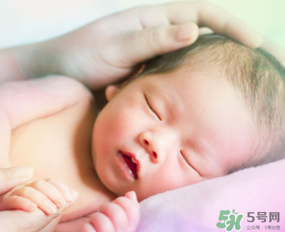 新生兒吃母乳一次吃多久？新生兒吃母乳一次十分鐘正常嗎？