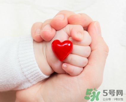 新生兒吃母乳需要喝水嗎？新生兒需不需要要喝水？