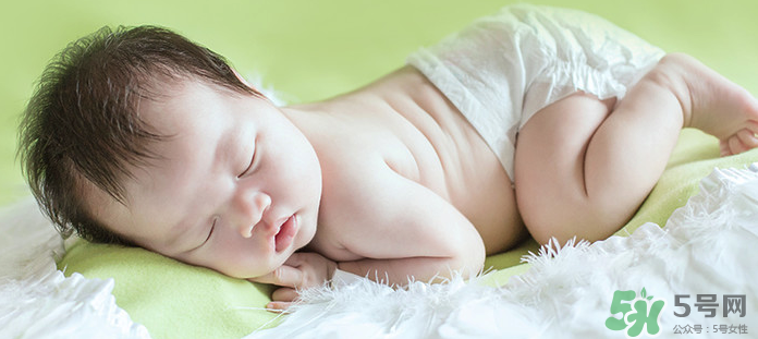 新生兒吃母乳需要喝水嗎？新生兒需不需要要喝水？