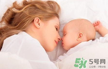 新生兒吃母乳需要喝水嗎？新生兒需不需要要喝水？