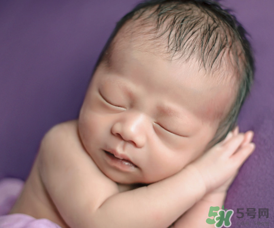 新生兒吃母乳拉稀是怎么回事？新生兒吃母乳拉稀怎么辦？