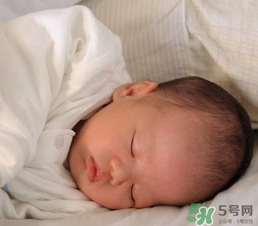 新生兒吃母乳拉稀是怎么回事？新生兒吃母乳拉稀怎么辦？