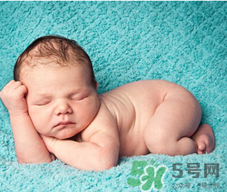 新生兒吃母乳拉奶瓣是怎么回事？新生兒吃母乳會(huì)拉奶瓣嗎？