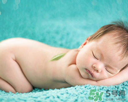 新生兒吃母乳拉奶瓣是怎么回事？新生兒吃母乳會(huì)拉奶瓣嗎？