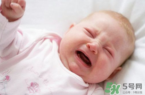 新生兒吃母乳拉奶瓣是怎么回事？新生兒吃母乳會(huì)拉奶瓣嗎？