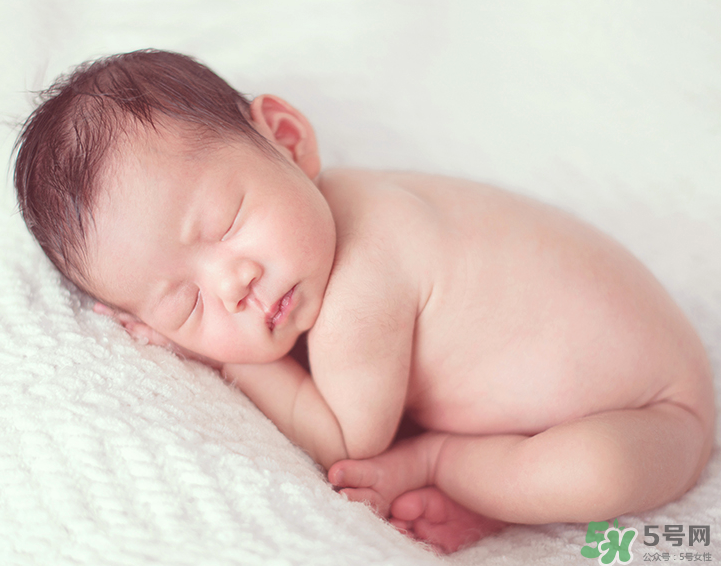 新生兒吃母乳拉奶瓣是怎么回事？新生兒吃母乳會(huì)拉奶瓣嗎？