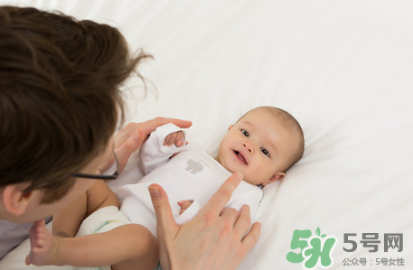 新生兒吃母乳放屁拉稀正常嗎？新生兒吃母乳拉黃水正常嗎？