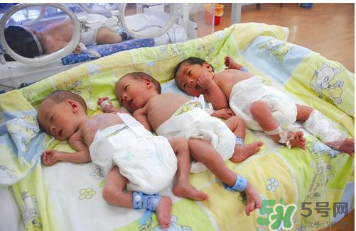 新生兒吃母乳放屁拉稀正常嗎？新生兒吃母乳拉黃水正常嗎？
