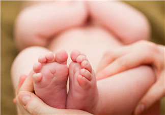 新生兒吃母乳拉奶瓣是怎么回事？新生兒吃母乳會拉奶瓣嗎？