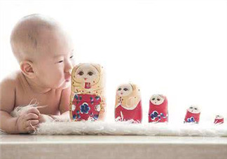 新生兒吃母乳放屁拉稀正常嗎？新生兒吃母乳拉黃水正常嗎？