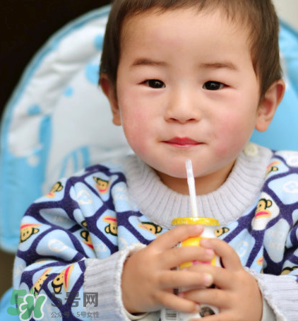 兒童能喝老年人奶粉嗎？老年人奶粉小孩能不能喝？