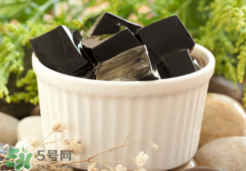 龜苓膏是烏龜做的嗎？龜苓膏是什么做的？