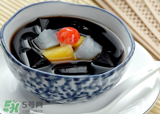 龜苓膏是烏龜做的嗎？龜苓膏是什么做的？