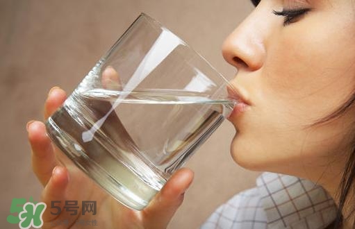 入伏喝什么水好？入伏喝熱水還是冷水？