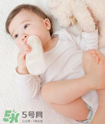 嬰兒吐奶和嘔吐的區(qū)別？怎么判斷嬰兒是吐奶還是嘔吐？