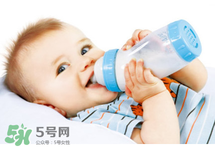 嬰兒吐奶和奶粉有關系嗎？嬰兒吐奶需要換奶粉嗎？