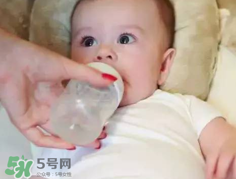 嬰兒吐奶有黃水怎么辦？嬰兒吐奶會吐黃水嗎？