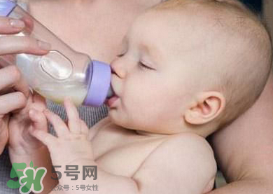 嬰兒吐奶有黃水怎么辦？嬰兒吐奶會吐黃水嗎？