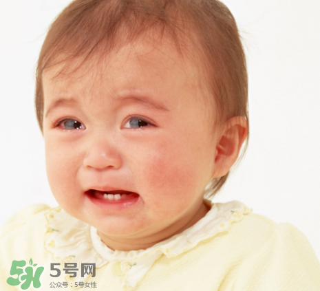 寶寶吐奶和哭有關(guān)系嗎？寶寶哭會引起吐奶嗎？