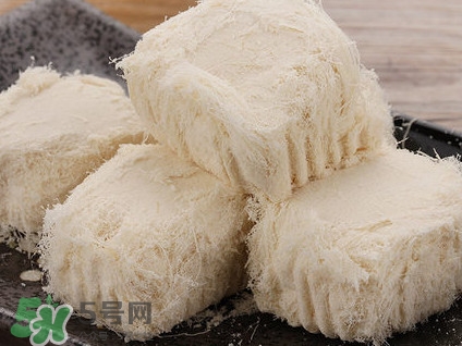 龍須糖是什么做的？龍須糖上面一層粉是什么粉