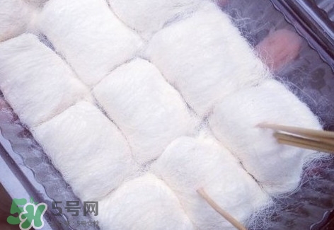 龍須糖是什么做的？龍須糖上面一層粉是什么粉