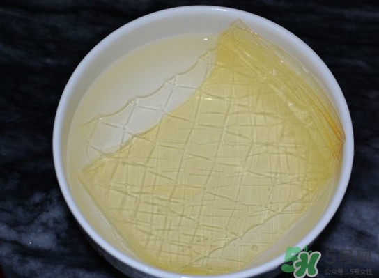 吉利丁片是什么？吉利丁片怎么做布?。?></p><p>準(zhǔn)備好250ml的果汁，盒裝的現(xiàn)榨的都可以，也可以放些果肉，（今天家里材料不全，我用的是橙味的美年達(dá)給大家做示范）</p><p>把泡軟的吉利丁瀝干水，放在碗里隔水加熱到融化，融化成水狀就好了，不要煮沸會(huì)影響吉利丁凝固。</p><p>把融化的吉利丁慢慢倒進(jìn)果汁里邊倒邊快速攪拌</p><p>把攪拌好的果汁放進(jìn)冰箱冷藏2-3個(gè)小時(shí)，美味的布丁就好了。</p><h3>營(yíng)養(yǎng)價(jià)值</h3><p>組成明膠的蛋白質(zhì)中含有18種氨基酸，其中7種為人體所必需。除16%以下的水分和無(wú)機(jī)鹽外，明膠中蛋白質(zhì)的含量占82%以上，是一種理想的蛋白源。</p> </div>
<div align=
