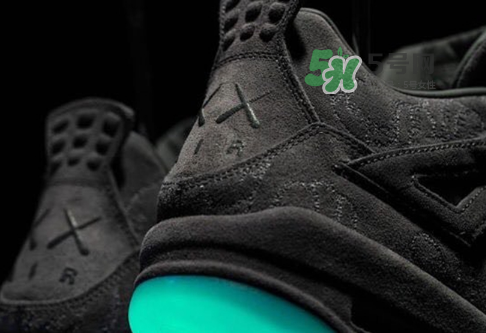 kaws與air jordan 4聯(lián)名黑色版本多少錢？aj4純黑限定發(fā)售價(jià)格