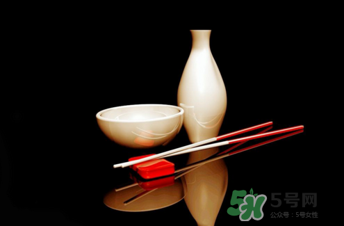 三伏天可以喝白酒嗎？三伏天喝白酒好還是啤酒？