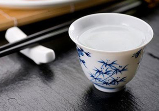 三伏天可以喝白酒嗎？三伏天喝白酒好還是啤酒？