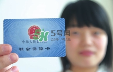 金銀花露可以直接喝嗎？金銀花露可以刷醫(yī)?？▎?></p><p>3、急診搶救后收入住院治療的病人，其住院前留觀七日內(nèi)的醫(yī)療費用。</p><p><strong>三、醫(yī)保報銷范圍</strong></p><p>1、醫(yī)?？ǖ膱箐N是只限于在指定醫(yī)院因疾病和部分意外所造成的住院以上的醫(yī)療費用。</p><p>報銷公式為：（總費用-門檻費-自費-超支費用）*（75+年齡*0.2）%，正常情況下，實際報銷比例在20——60%不等。</p><p>自費藥是不予報銷的，乙類藥品報銷80%，床位費有限額，按規(guī)定的一些檢查費和診療費也不能報銷。</p><p>2、醫(yī)保卡的報銷額度是當?shù)厣鐣毠て骄べY的4倍（1年內(nèi)的累計值）。</p><p>3、醫(yī)?？ɡ锏腻X可用于指定藥店買藥和支付門急診費用，但不屬于報銷范疇，因為醫(yī)?？ɡ锏腻X就是醫(yī)保個人賬戶的錢。</p><p>4、大病保險報銷</p><p>參保人員患大病后，在市醫(yī)保定點醫(yī)療機構(gòu)發(fā)生的、符合本市醫(yī)保規(guī)定的個人自負部分，納入居民大病保險支付范圍，由大病保險資金報銷50%。</p><p>即，報銷金額=自負部分×50%</p><p><strong>四、醫(yī)?？▓箐N比例</strong></p><p>人社部今年7月公布了《人力資源和社會保障事業(yè)發(fā)展“十三五”規(guī)劃綱要》，我國要將職工和城鄉(xiāng)居民基本醫(yī)療保險政策范圍內(nèi)住院費用支付比例穩(wěn)定在75%左右。</p> </div>
<div align=