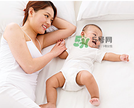 低齡寶寶家庭親子游戲介紹 適合低齡寶寶的親子游戲有哪些？