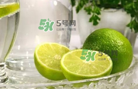 青檸檬泡完水皮怎么變顏色了？青檸檬怎么腌制好