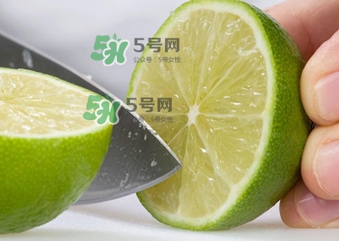 青檸檬泡完水皮怎么變顏色了？青檸檬怎么腌制好