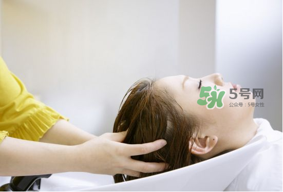 三伏天坐月子能洗頭嗎？三伏天坐月子多久可以洗頭？