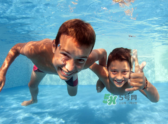 游泳為什么要穿泳衣？為什么游泳要穿泳衣？