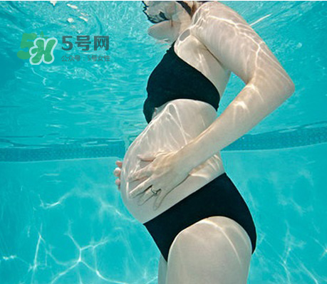 孕婦能游泳嗎？孕婦能不能去游泳池？