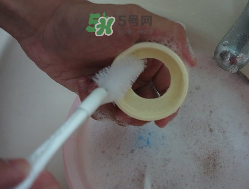 奶瓶刷尼龍的好還是海綿的好？洗奶瓶的正確方法