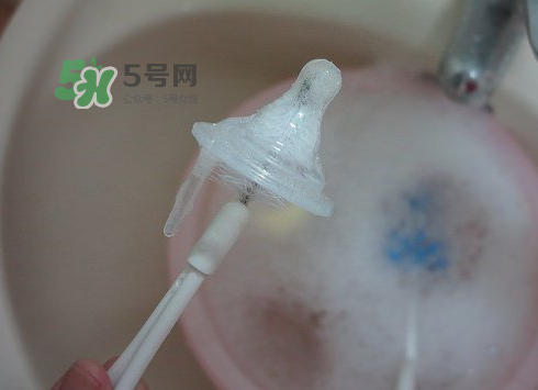 奶瓶刷尼龍的好還是海綿的好？洗奶瓶的正確方法